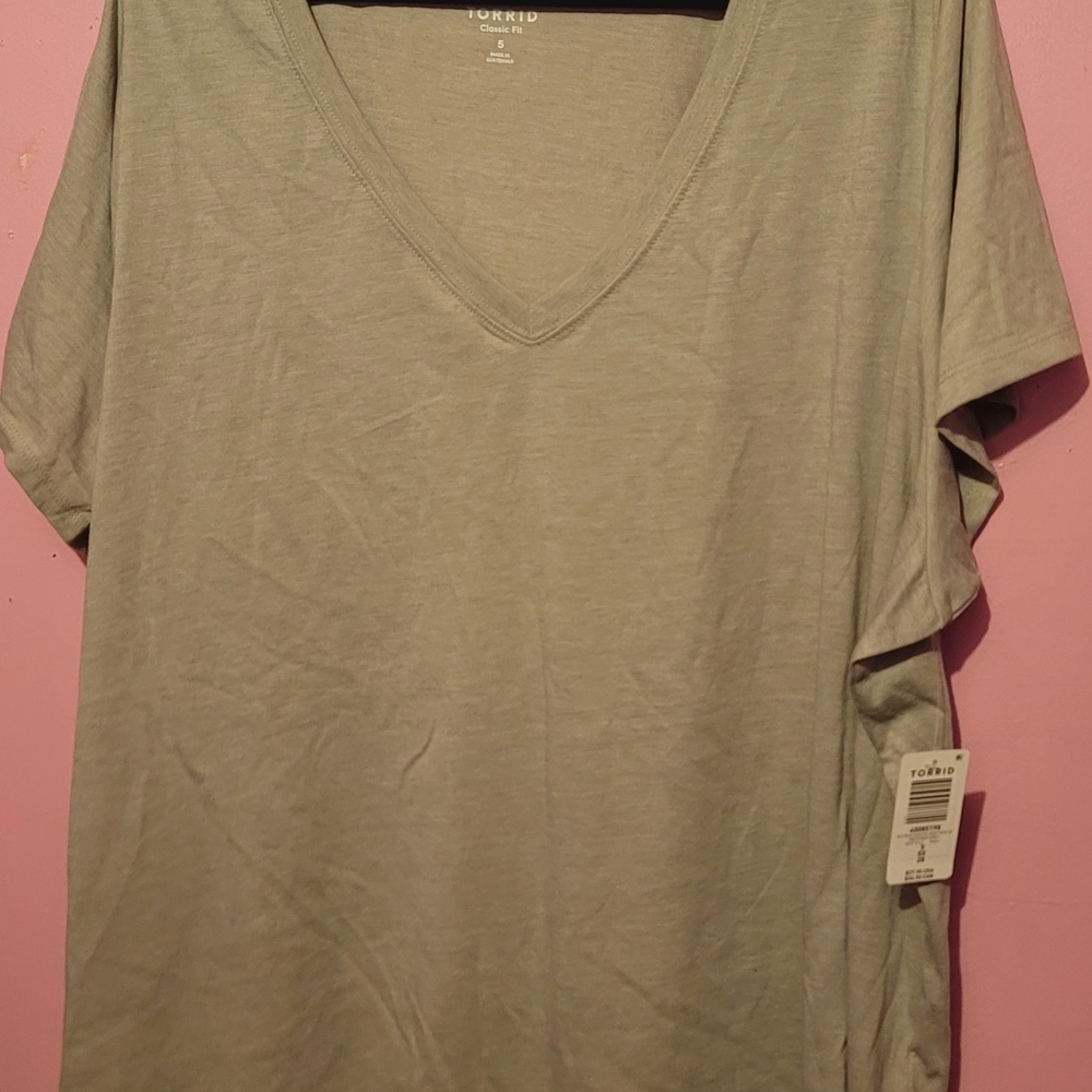 WOMENS 4XL Torrid. V-Neck Short Sleeve Tee in Grey. New With Tag - Picture 1 of 2